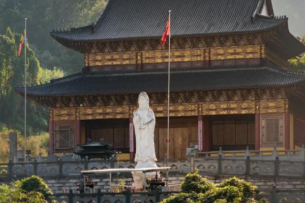 2025年8月哪几天适合祈福求平安，寺庙开放时间如何安排